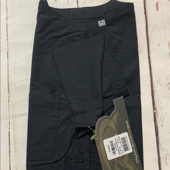 IguanaMed Women's MedFlex V-Neck Scrub Black/Black - Picture 5 of 8